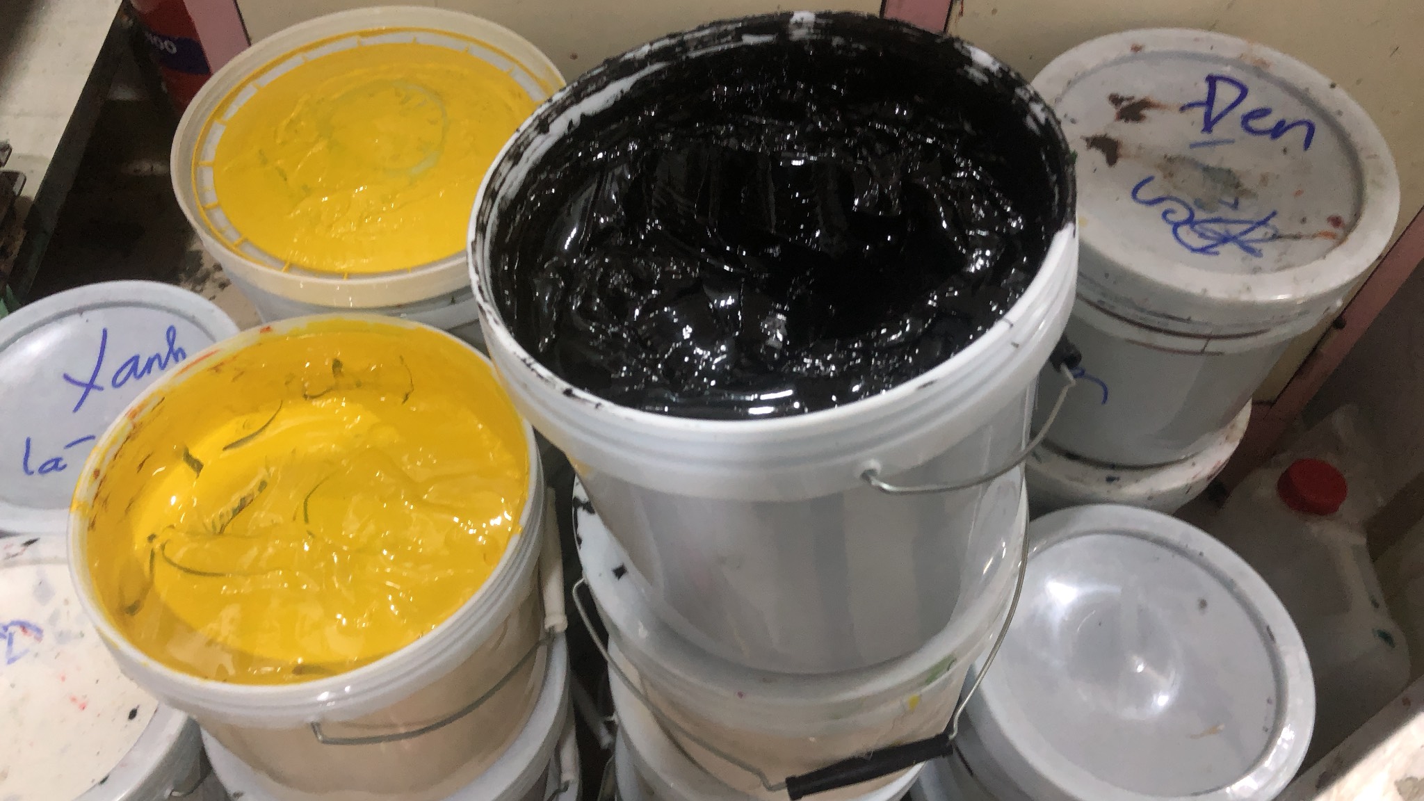MỰC IN LỤA TRÊN NHỰA – GIẢI PHÁP CHỐNG BONG TRÓC CHO CHẤT LIỆU PP, PE, ABS