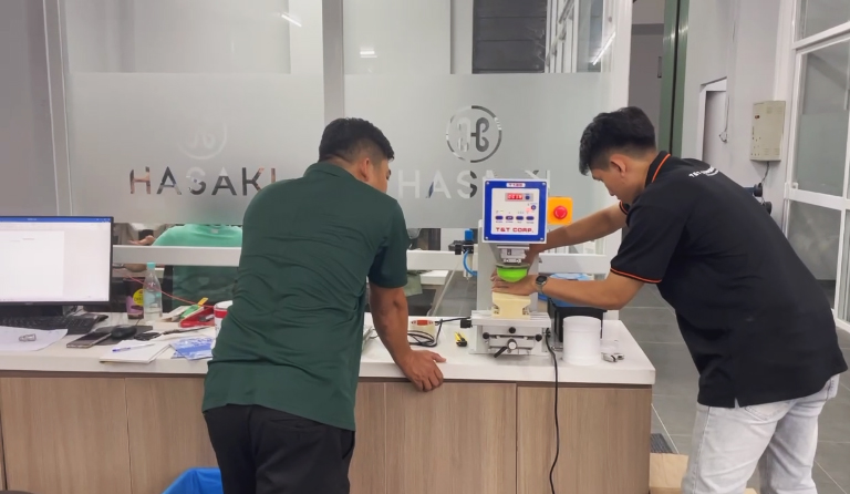 Kỹ sư Kingda tư vấn chọn lựa giữa c&ocirc;ng nghệ in UV v&agrave; in lụa Silk Screen