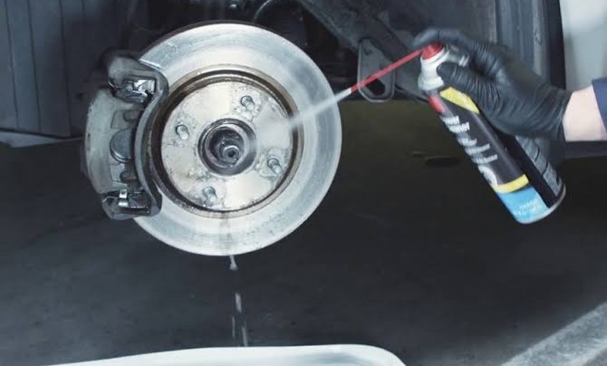 Kỹ thuật viên dùng bình xịt đa năng Kingda nới lỏng bu-lông gỉ kẹt trên dây chuyền sản xuất.